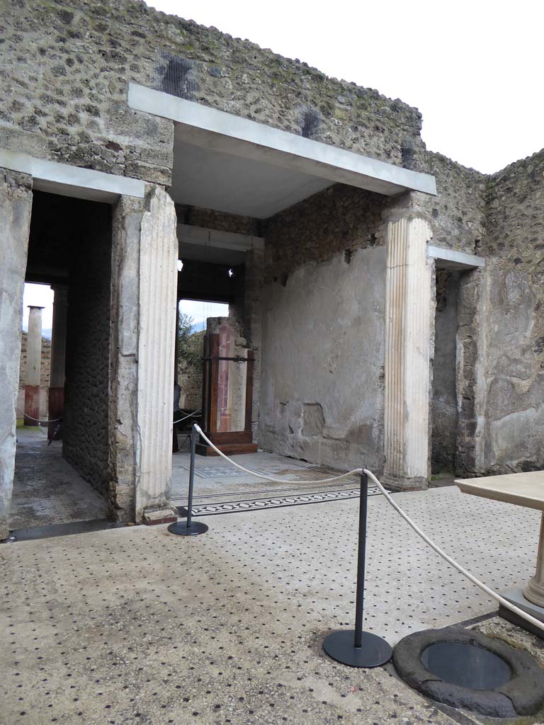I.9.5 Pompeii. January 2017. 
Looking south-west across atrium towards corridor 7, tablinum 8, and room 9.
Foto Annette Haug, ERC Grant 681269 DÉCOR.
