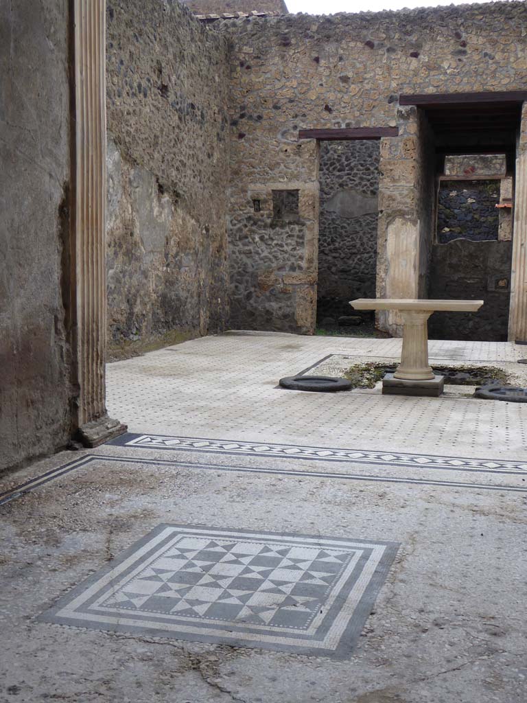 I.9.5 Pompeii. January 2017. 
Looking north from tablinum across impluvium in atrium towards entrance doorway.
Foto Annette Haug, ERC Grant 681269 DÉCOR.

