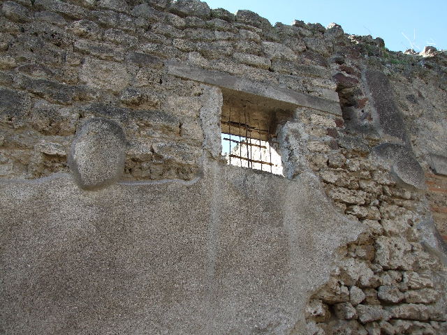I.9.8 Pompeii. September 2005. South-west corner of atrium with water-basin and large dolium, against rear wall.