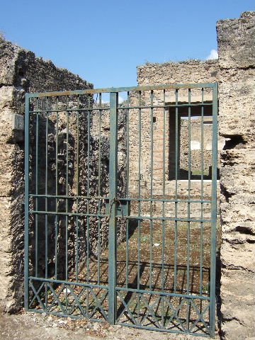 I.9.12 Pompeii. March 2009. Room 1. Atrium. Impluvium.