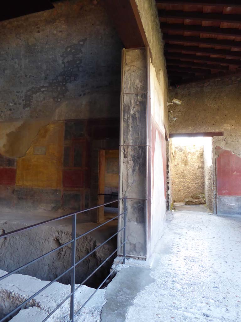 I.10.4 Pompeii. September 2017. Room 18, carbonised wood on south side of doorway.   
Foto Annette Haug, ERC Grant 681269 DCOR.

