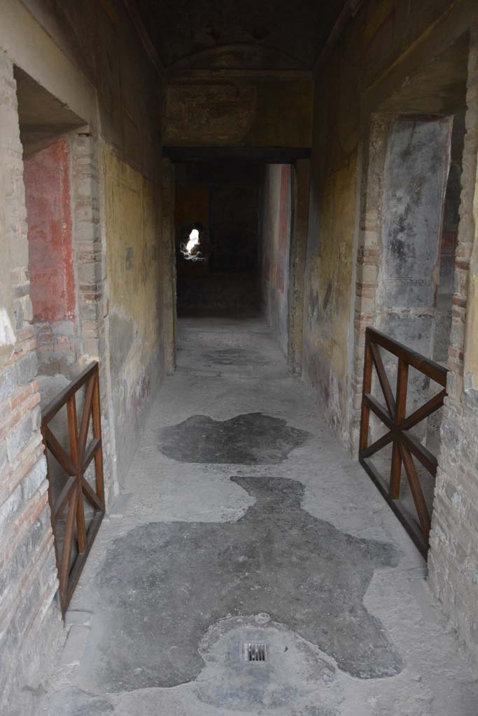 I.10.4 Pompeii. October 2017. Corridor 16, looking east to room 17.
Foto Annette Haug, ERC Grant 681269 DCOR
