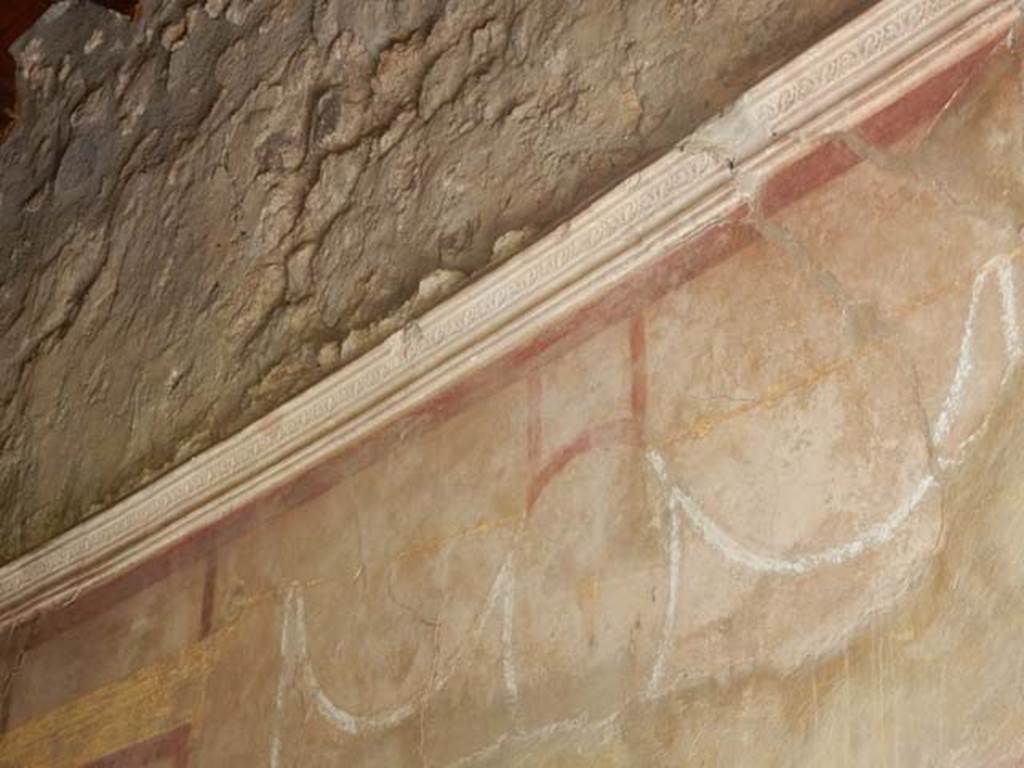 I.10.4 Pompeii. May 2017. Corridor 16, detail of painted stucco on south wall. Photo courtsy of Buzz Ferebee.