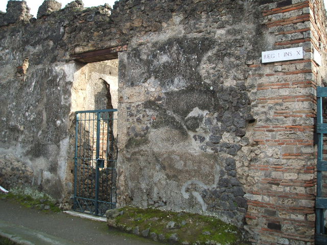 I.10.8 Pompeii.  March 2009.  Looking south along entrance corridor to Room 1. Atrium.
