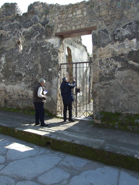 I.10.8 Pompeii.  December 2004.  Looking along fauces to atrium and rear rooms.  