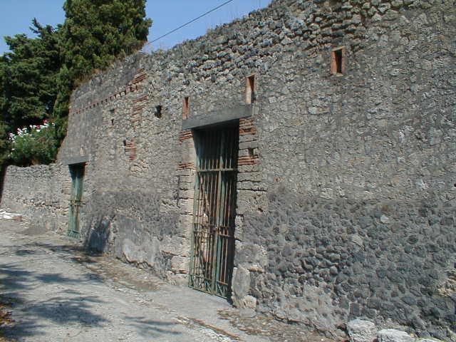 I.10.11 Pompeii. March 2009. Entrance with remains of stone bench to right.