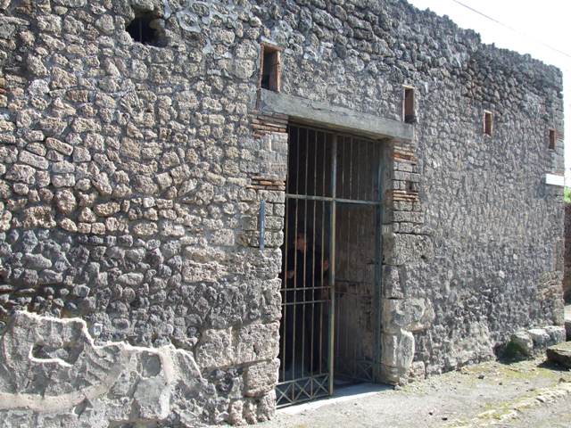 I.10.11 Pompeii. March 2009. Room 1. Fauces. South wall.