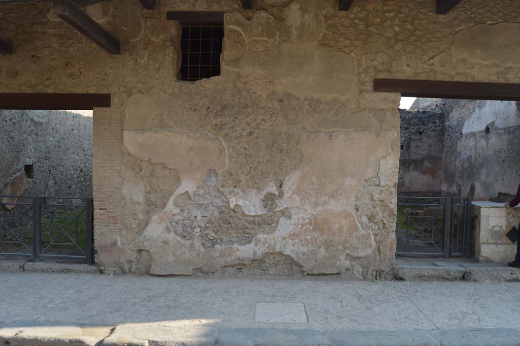 I.11.2, on left, and I.11.1, on right, Pompeii. October 2017. Wall with remaining stucco between entrances.
Foto Taylor Lauritsen, ERC Grant 681269 DÉCOR.
