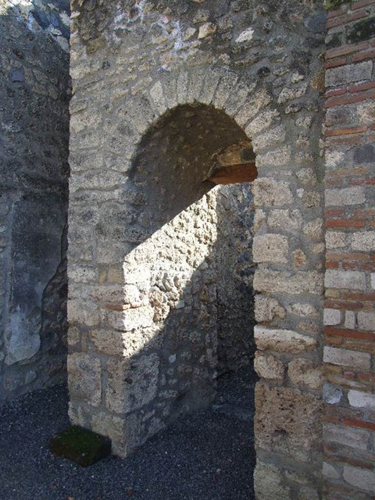 I.11.14 Pompeii. December 2006. Arched doorway to cubiculum.  