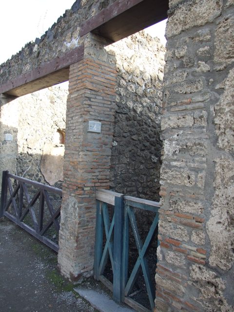 I.13.4 Pompeii. December 2004. Entrance corridor, looking towards atrium..