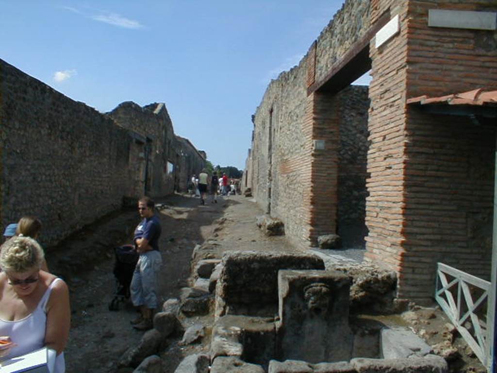 I.14 Pompeii. September 2004.  Via di Castricio looking west.         I.13.10

