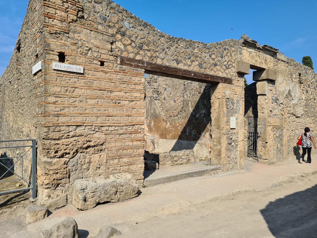 I.13.13 Pompeii, and I.13.12, on right. October 2023. 
Looking towards entrance doorways on north side of Via di Castricio. Photo courtesy of Klaus Heese.
