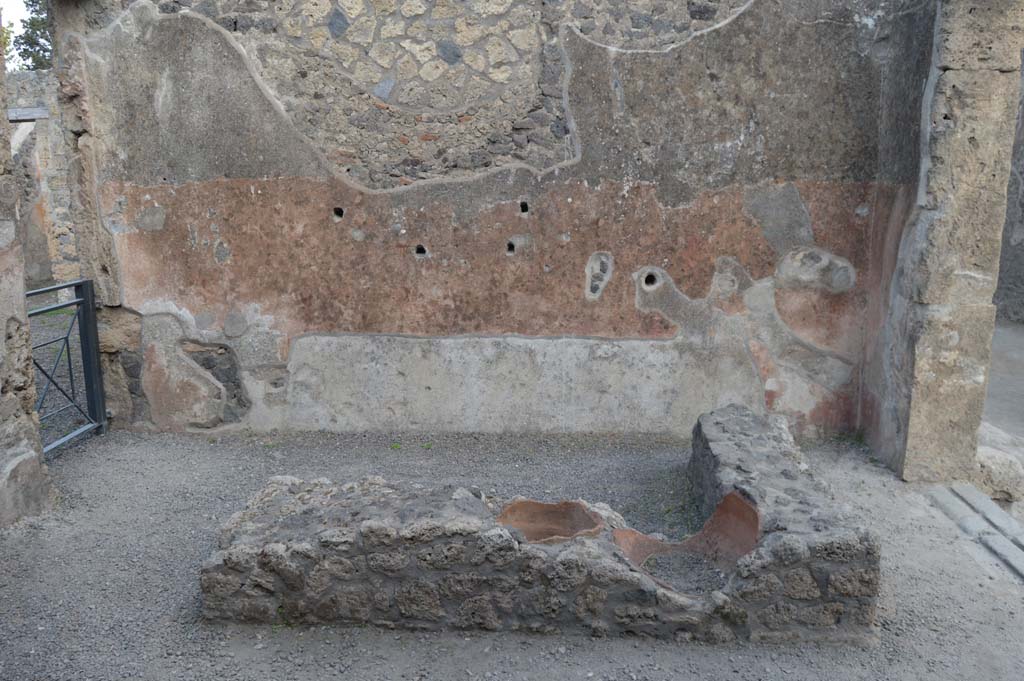 I.13.13 Pompeii. October 2017. Looking towards the east wall, and remains of counter.
Foto Taylor Lauritsen, ERC Grant 681269 DÉCOR.
