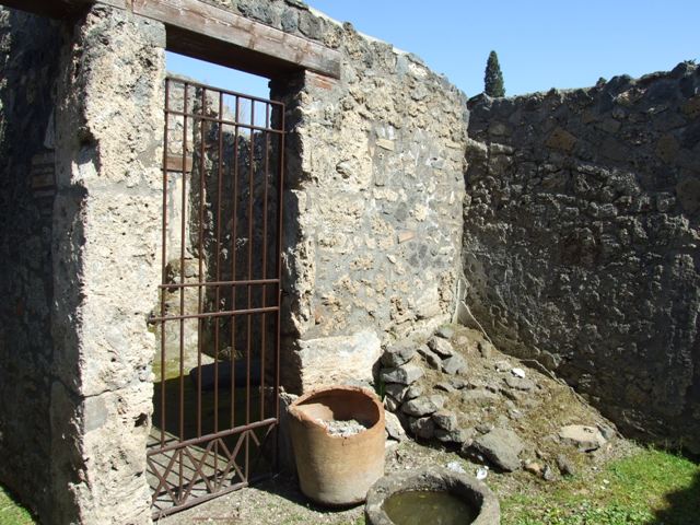 I.14.7 Pompeii.  March 2009. Remains of plaster and holes for flooring of upper floor.
