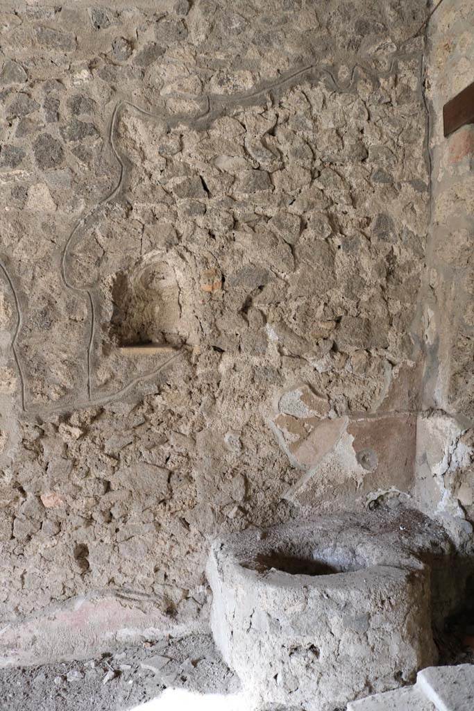 I.14.15 Pompeii. December 2018. 
West wall with feature near door to room on north side. Photo courtesy of Aude Durand.
