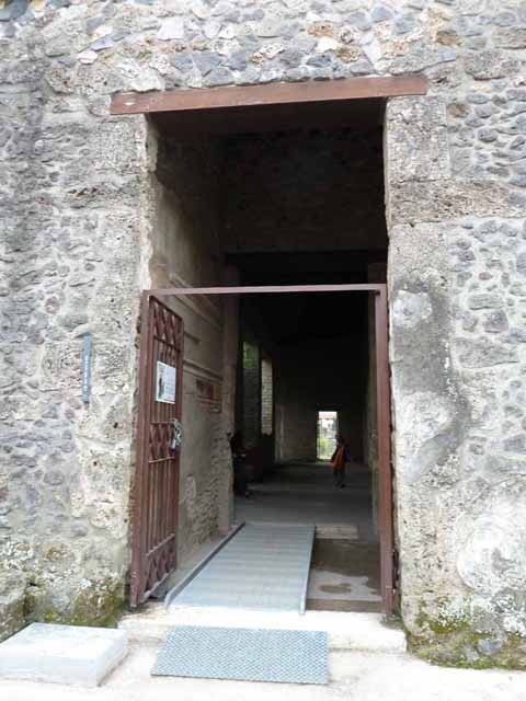 I.15.3 Pompeii. May 2010. West wall of entrance corridor.