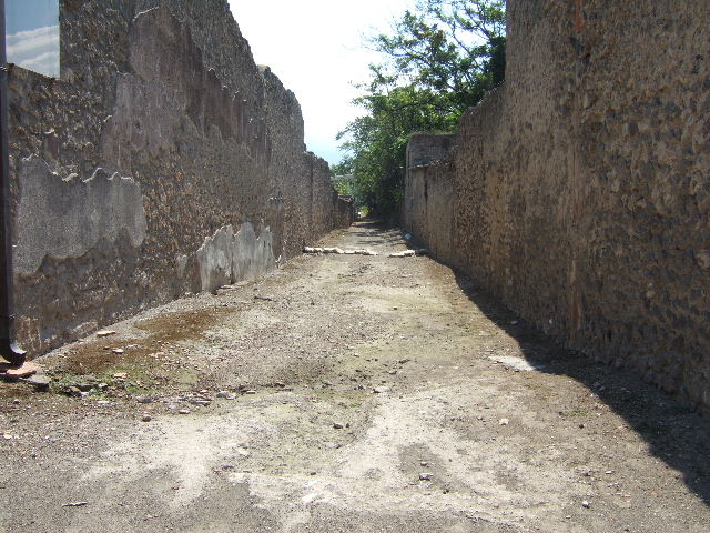 I.17.3 Pompeii. September 2005. Roadway looking west. I.9