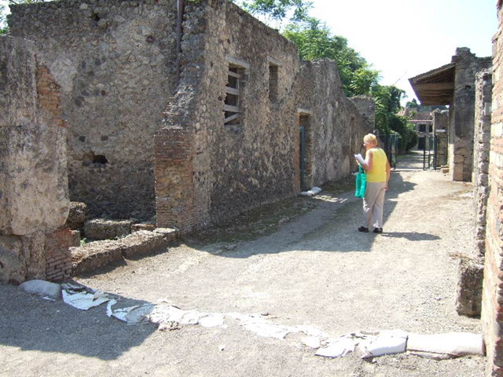 I.17.3 Pompeii, on left. September 2005.                 Via di Castricio, looking west.                                I.9, on right.