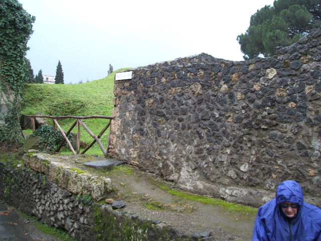 I.20.1 Pompeii. December 2004. Looking west from entrance corridor.