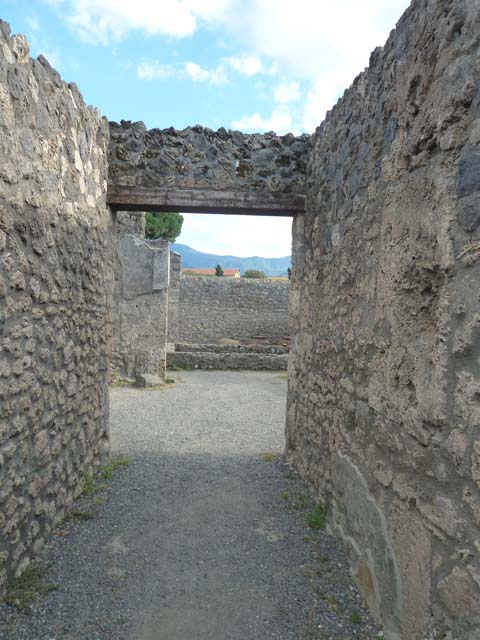 I.21.2 Pompeii. May 2005. Triclinium in Fugitives Garden.