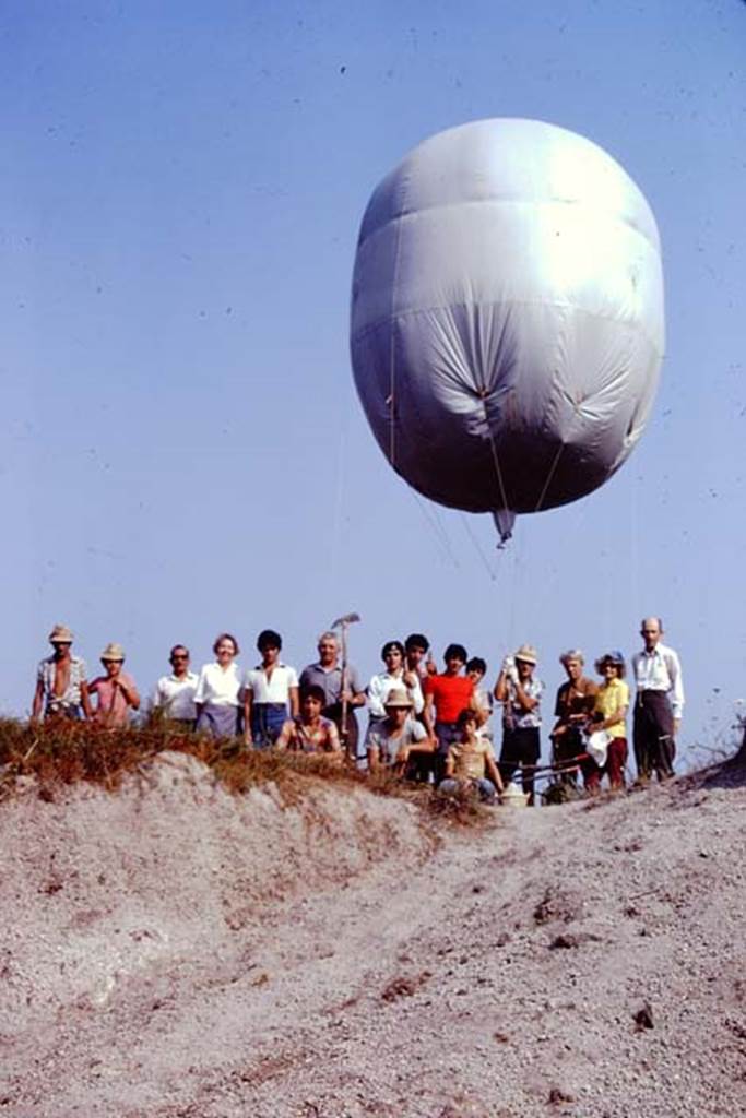 I.22 Pompeii. 1974. The workers, Sig. Sicignano, Wilhelmina  and Stanley with the balloon. Photo by Stanley A. Jashemski.   
Source: The Wilhelmina and Stanley A. Jashemski archive in the University of Maryland Library, Special Collections (See collection page) and made available under the Creative Commons Attribution-Non Commercial License v.4. See Licence and use details. J74f0422

