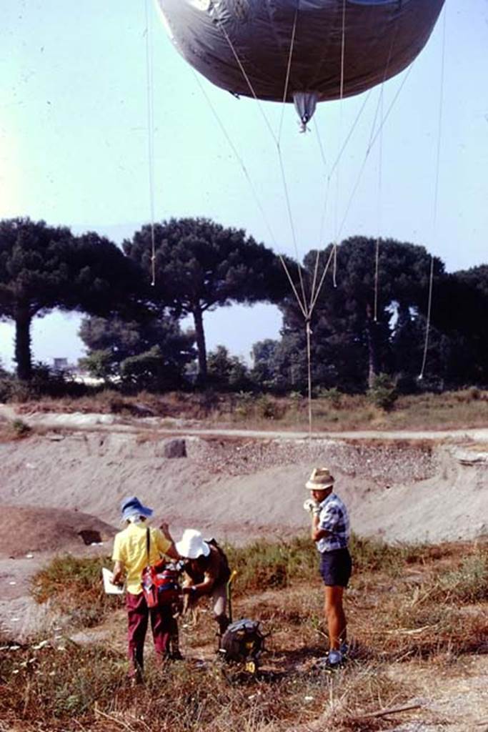 I.22 Pompeii. 1974. Getting ready to photograph from the balloon. Photo by Stanley A. Jashemski.   
Source: The Wilhelmina and Stanley A. Jashemski archive in the University of Maryland Library, Special Collections (See collection page) and made available under the Creative Commons Attribution-Non Commercial License v.4. See Licence and use details. J74f0425
