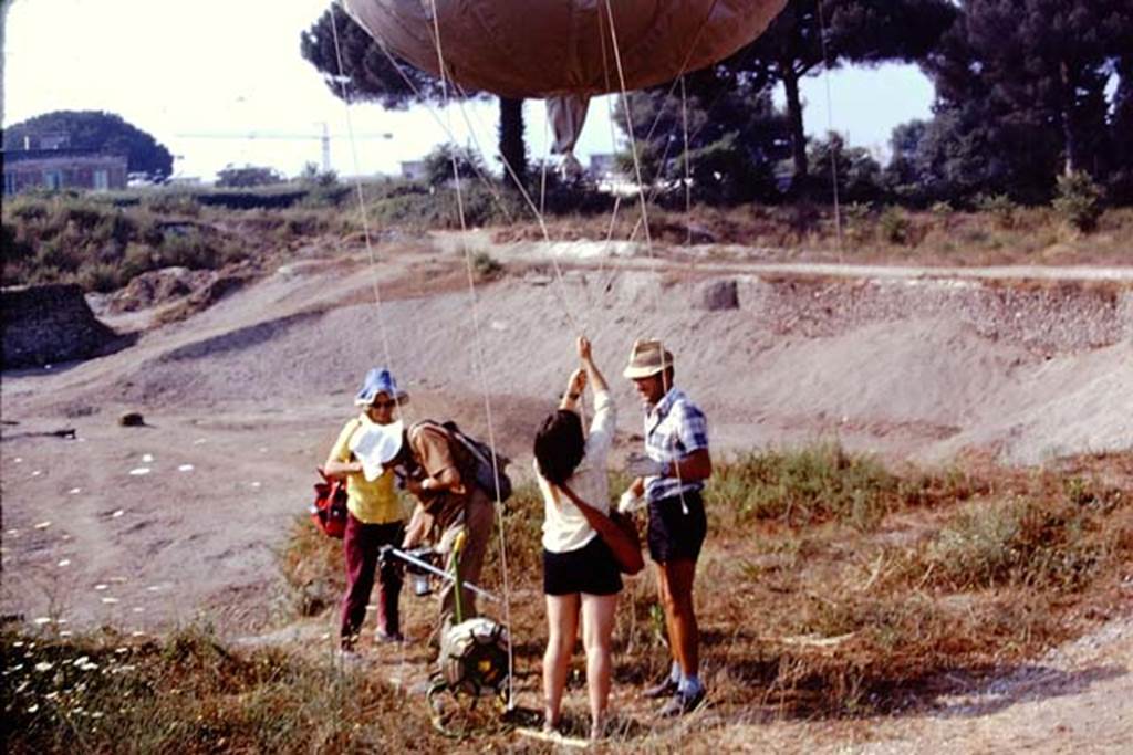 I.22 Pompeii. 1974. Looking south-west towards ramp, and site of painted spheres with the balloon crew.  Photo by Stanley A. Jashemski.   
Source: The Wilhelmina and Stanley A. Jashemski archive in the University of Maryland Library, Special Collections (See collection page) and made available under the Creative Commons Attribution-Non Commercial License v.4. See Licence and use details. J74f0426
