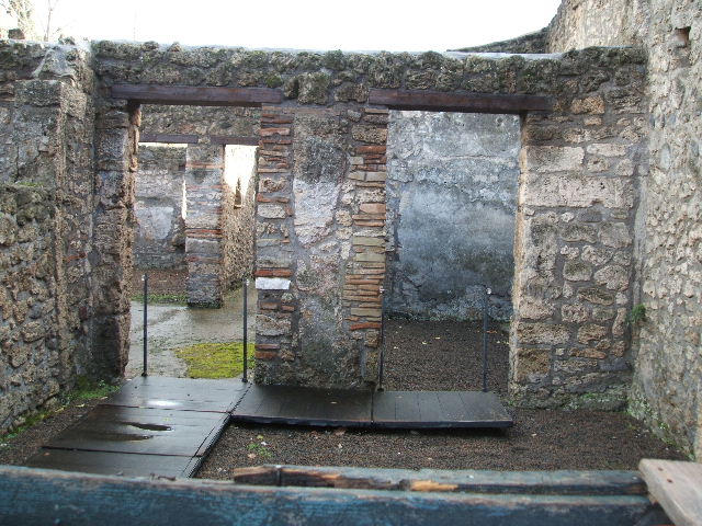 II.1.2 Pompeii. December 2004. Looking south along corridor to garden area.