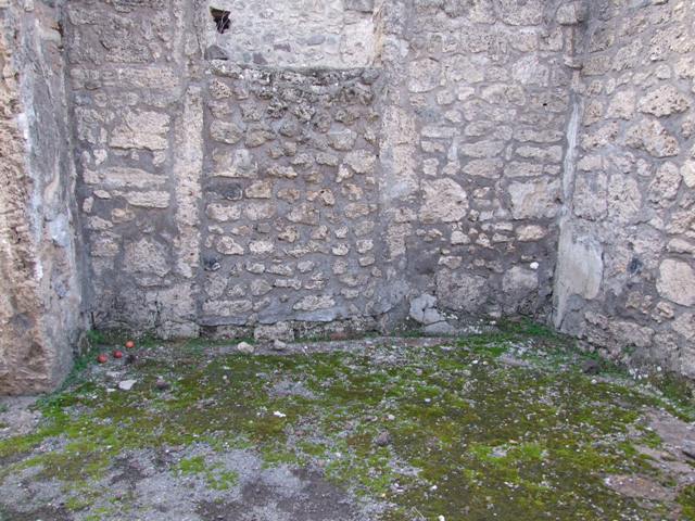 Pompeii. December 2005. Fountain on Via dell’Abbondanza between II.1.2 and II.1.3