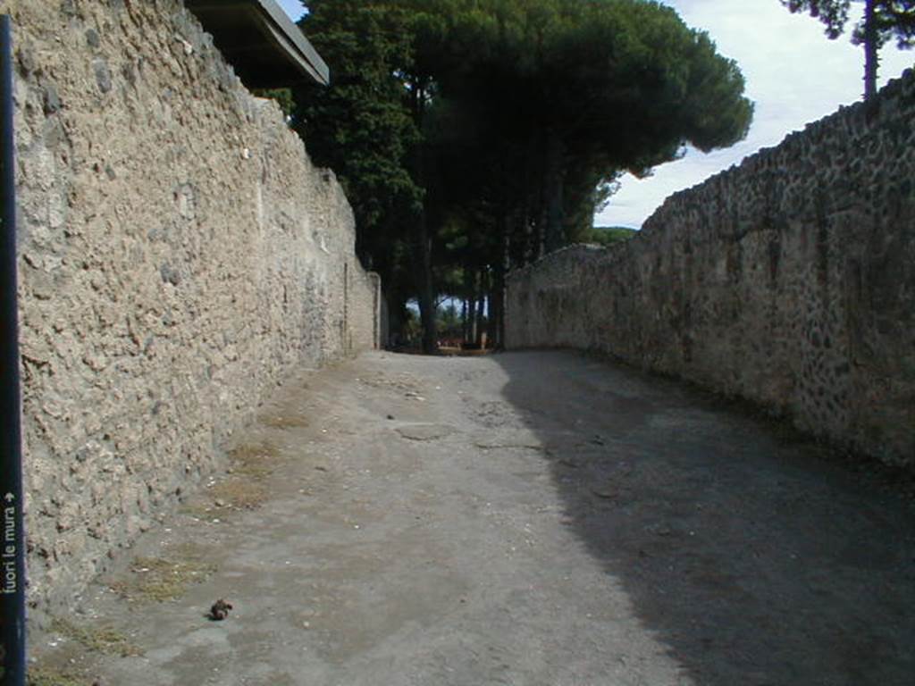 II.1.9 Pompeii.   September 2004.   Via di Castricio, looking east.          II.9.