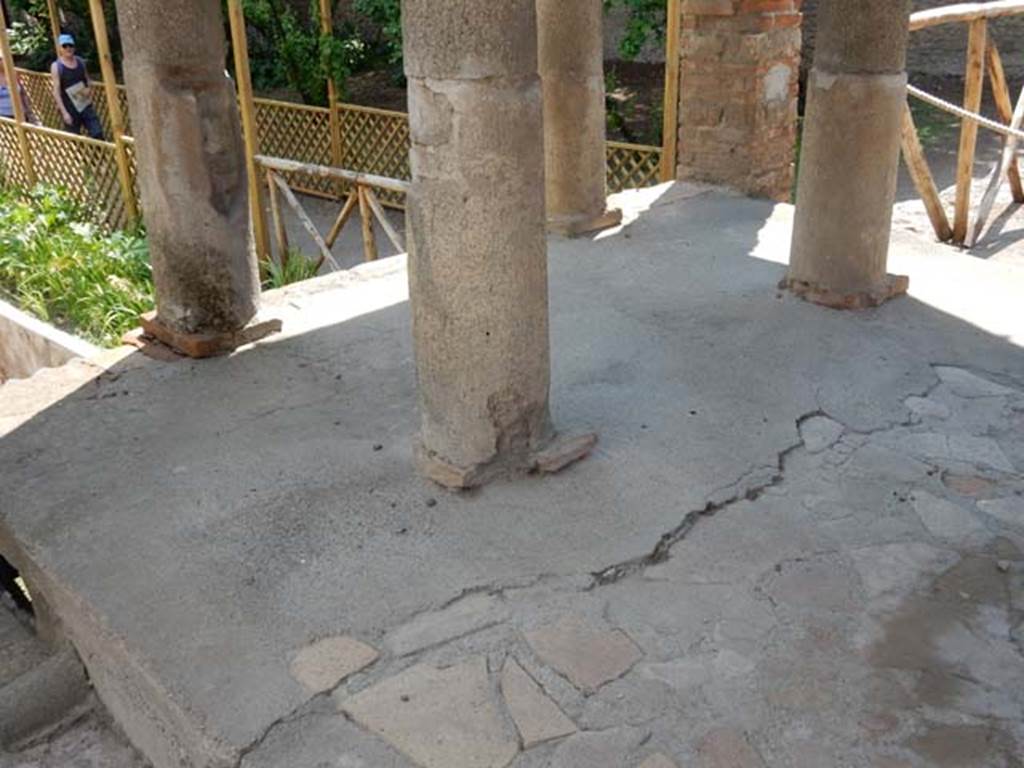 II.2.2 Pompeii. May 2016. Room “l”, garden area. Detail of flooring of temple. Photo courtesy of Buzz Ferebee.
