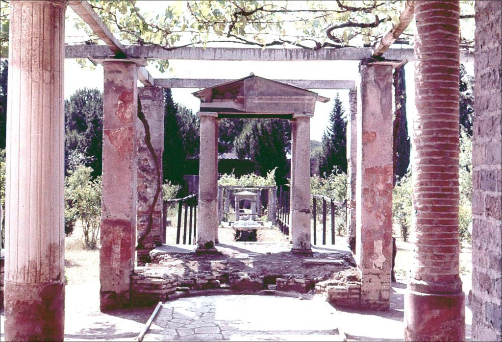 II.2.2 Pompeii. June 1962. Room “l”, garden. 
Looking south to Temple with nymphaeum at the intersection of the upper and lower euripus.
Photo by Brian Philp: Pictorial Colour Slides, forwarded by Peter Woods
(P43.22 POMPEII The Garden of the House of Loreius Tibertinus)
