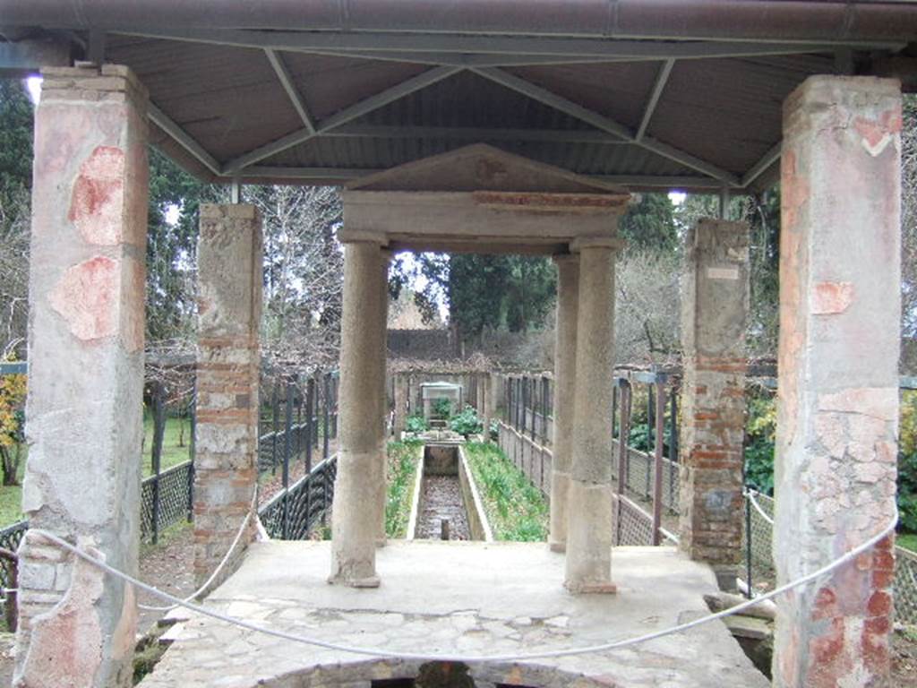 II.2.2 Pompeii.  December 2005.  Room “l”.  Garden.  Temple with nymphaeum at the intersection of the upper and lower euripus