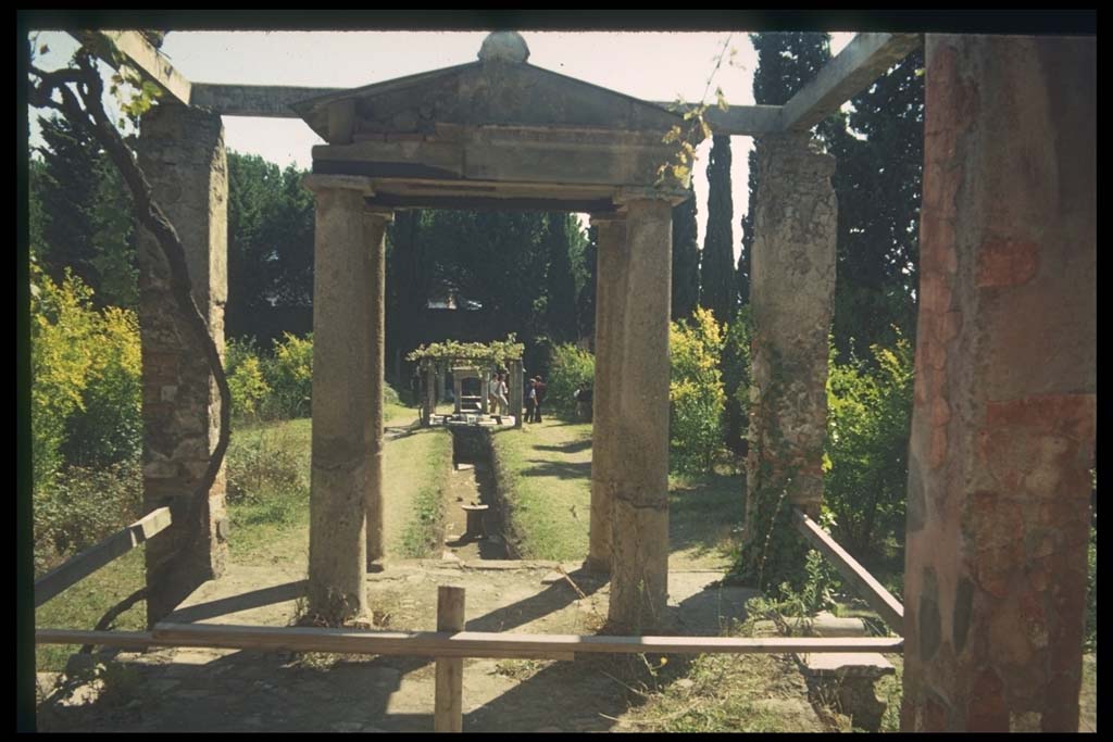 II.2.2 Pompeii. Room “l”, (L), garden. Looking south along the lower euripus. 
Photographed 1970-79 by Günther Einhorn, picture courtesy of his son Ralf Einhorn.
