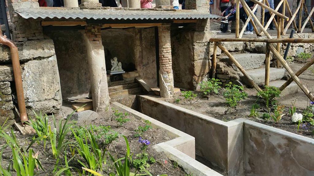 II.2.2 Pompeii. 2016/2017. 
Room “l” (L), looking north-east towards water feature at north end of garden. Photo courtesy of Giuseppe Ciaramella.
