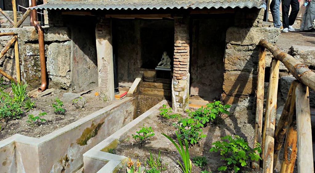 II.2.2 Pompeii. 2016/2017. Room “l”, (L), garden. Water feature at north end of garden. Photo courtesy of Giuseppe Ciaramella.
