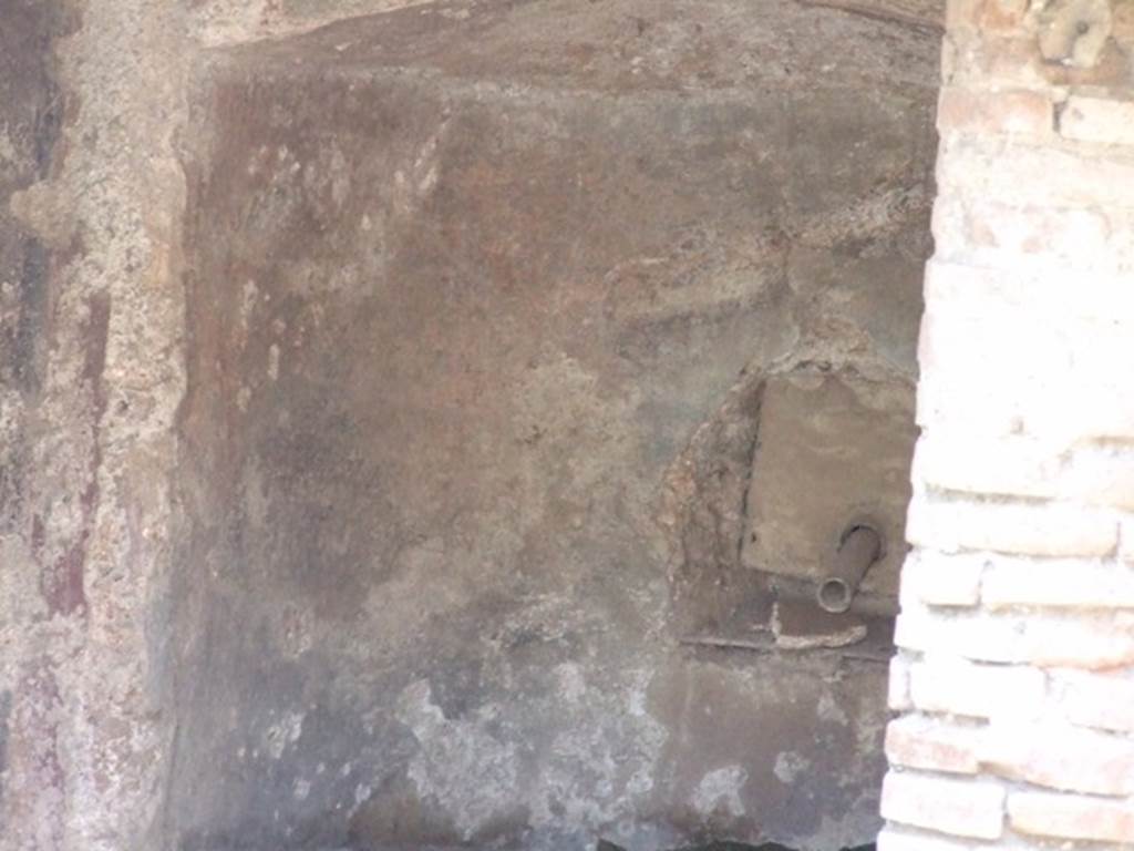 II.2.2 Pompeii.  March 2009.  Room “l”.  Garden.  Niche with fountain pipe, in rear wall of nymphaeum.