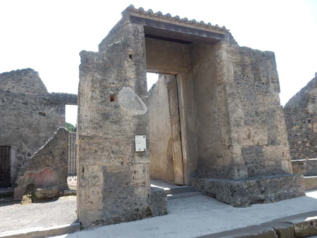 II.2.2 Pompeii. December 2007. Entrance vestibule with benches on either side.