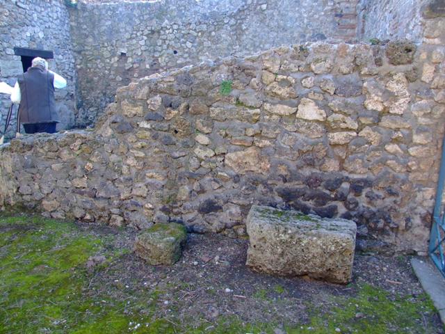 II.3.2 Pompeii. March 2009.  North wall of Yard on west of workshop.