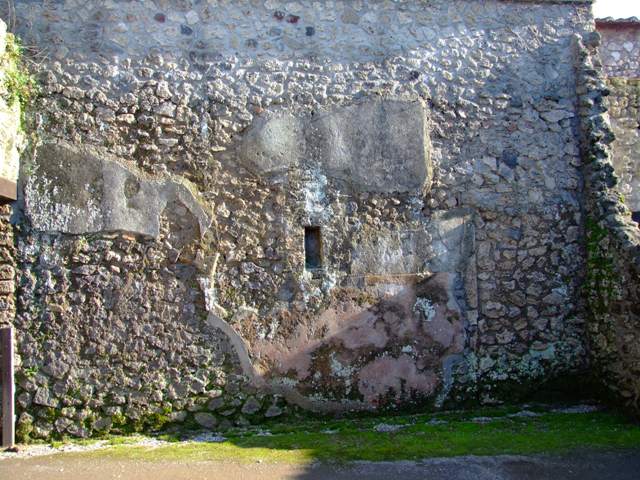 II.3.2 Pompeii. December 2007.  Recess in south wall of workshop. 