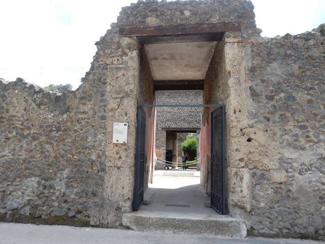 II.3.3 Pompeii. December 2004. Room 1, entrance corridor or fauces, looking south across atrium.