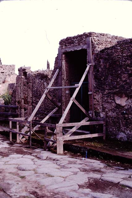 II.3.3 Pompeii. March 2009. Room 2, Atrium. Looking south to North Portico of garden area.