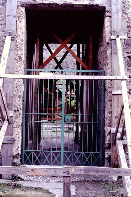 II.3.3 Pompeii. March 2009. Doorway to Room 3.