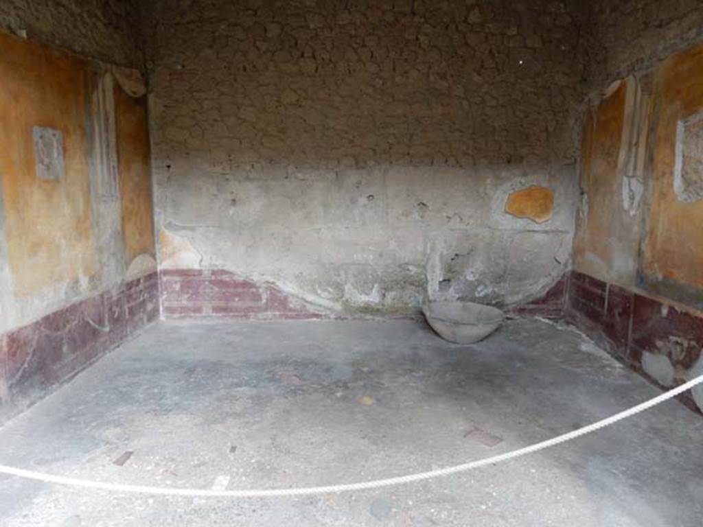 II.3.3 Pompeii. May 2016. Room 9, looking east from entrance. Photo courtesy of Buzz Ferebee.