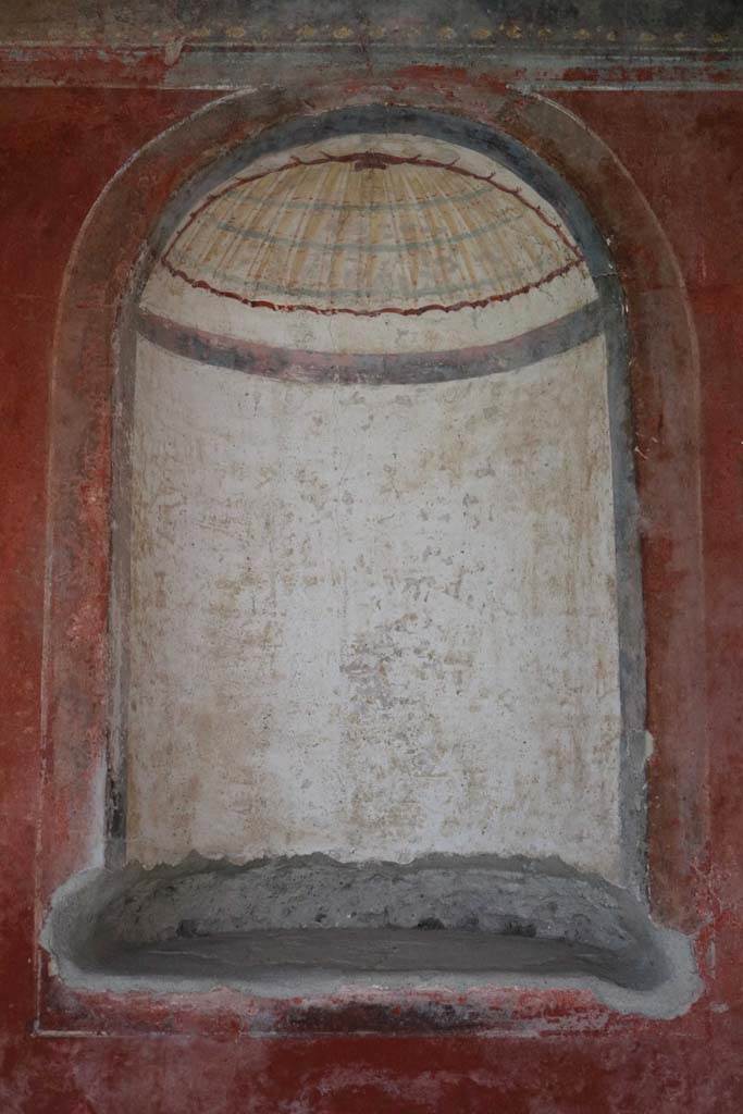 II.4.6 Pompeii. December 2018. 
Detail of painted niche in west wall of portico. Photo courtesy of Aude Durand.
