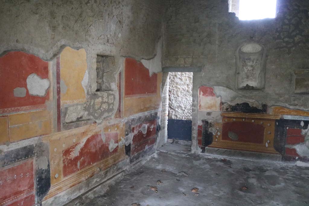 II.4.6 Pompeii. December 2018. Room on north side of summer triclinium.
Looking towards south wall with niche, and doorway in south-west corner to rear corridor. Photo courtesy of Aude Durand.
