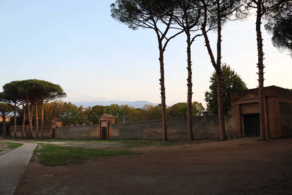 II.7.5 Pompeii. Palaestra. December 2018. 
Looking south-west across Piazzale Anfiteatro, towards entrance doorways with II.7.5, on right. Photo courtesy of Aude Durand.

