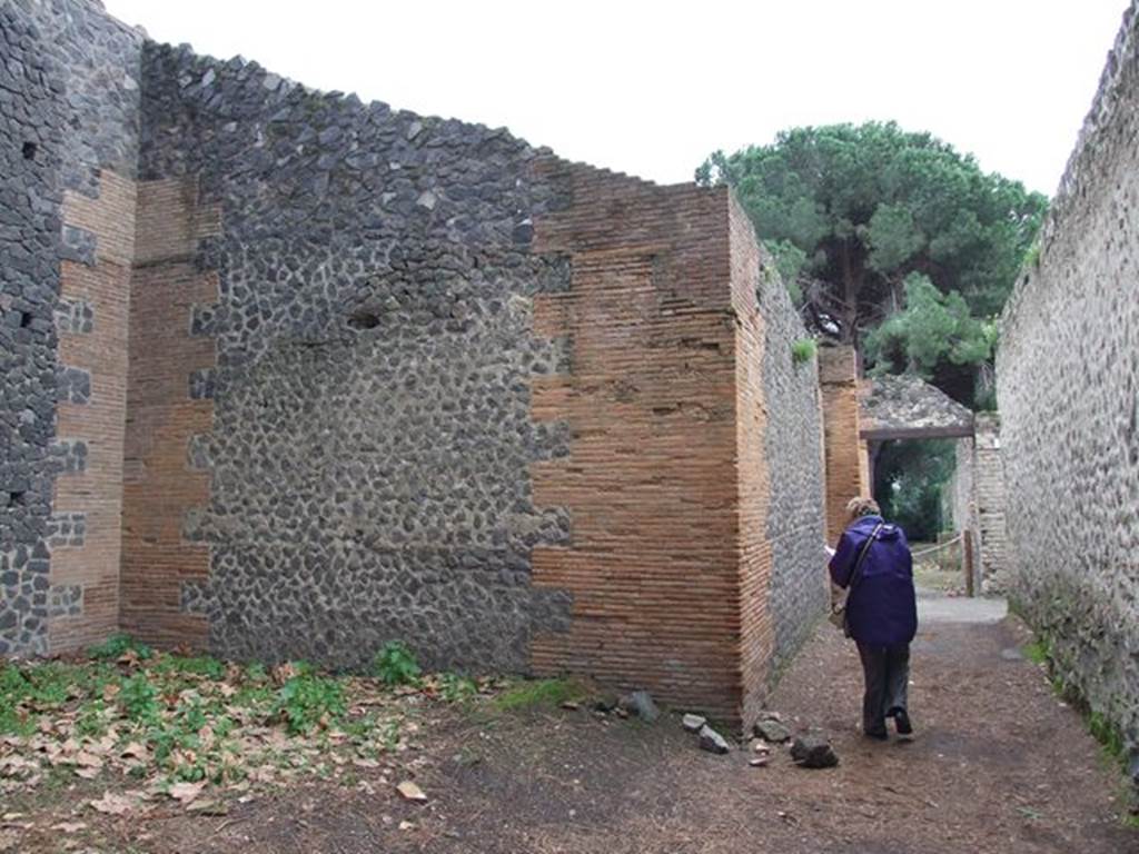 II.7.9 Pompeii. Palaestra. December 2006. Looking south to north-west exterior corner in vicolo, with II.9.1, on right. 