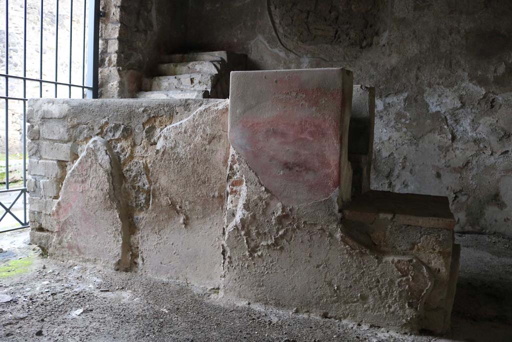 II.8.2/3 Pompeii. December 2018. Detail of south side of counter. Photo courtesy of Aude Durand.