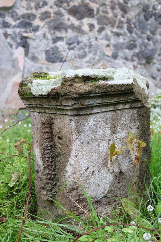 II.8.2 Pompeii. December 2018. Detail of altar near niche. Photo courtesy of Aude Durand.